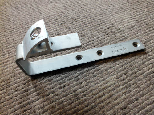 Solar panel mounting bracket